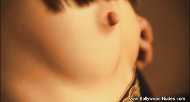 লোকটি চোদা এবং বীর্য দিয়ে বাংলা সেক্সি বিএফ ভরা দুটি বড় পাছা sluts