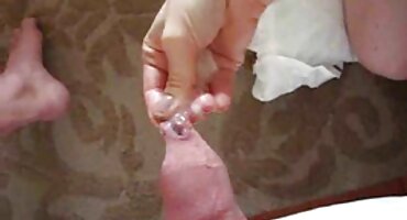 একটি বয়স্ক লেসবিয়ান একটি অল্প বয়স্ক স্বর্ণকেশীর ভগ ইন্ডিয়ান সেক্সি বিএফ চাটছে এবং তার ভগ বন্ধ করে দিচ্ছে।