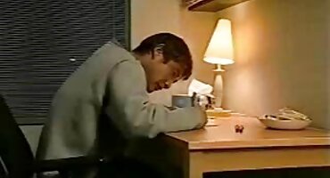 বাবা-মা বাড়িতে না থাকার সময়, বাদামী কেশিক মহিলা যৌনমিলন সেক্সি সেক্সি বিএফ করেছিল।