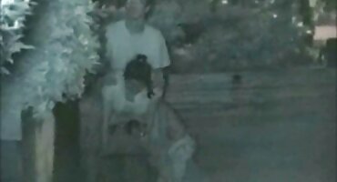 একজন শক্তিশালী রাশিয়ান লোক একজন মহিলাকে উড়িয়ে দেওয়ার জন্য একটি সেক্সি সেক্সি বিএফ পরিপক্ক ছানার কাছে উঠেছিল।