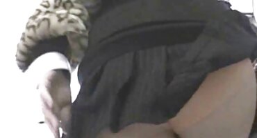 একটি বিএফ সেক্সি যুবতী স্ত্রী তার ঘুমন্ত স্বামীর সাথে প্রতারণা করেছে।