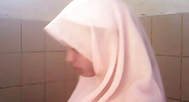 পুরুষ মলদ্বার চোদার পর কাম দিয়ে দুটি সেক্সি বিএফ এইচডি সুন্দরীর মুখ ভর্তি করে।