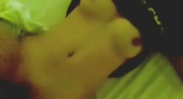 চমত্কার লোকটি একটি চমত্কার স্বর্ণকেশীর ভগ চাটছে এবং কুত্তাকে সেক্সি বিএফ এক্স চুদছে।