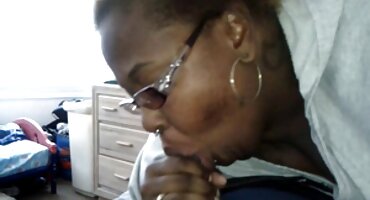 একজন চশমা পরা মহিলা তার ভোদায় একটি কলা বিএফ সেক্সি এবং তার পাছায় একটি ভাইব্রেটর রাখে