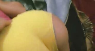 লোকটি দুটি সেক্স সেক্সি ভিডিও সেক্সি গার্লফ্রেন্ডকে চুদেছে এবং হেইফারকে প্রচণ্ড উত্তেজনা এনেছে।